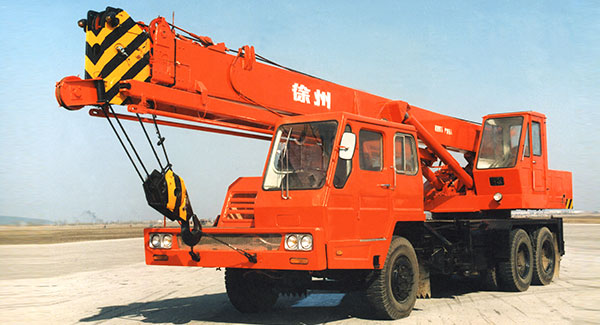 中國第一臺QY16噸全液壓汽車(chē)起重機