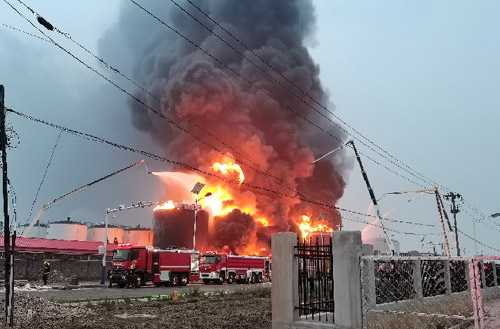 徐工壓縮空氣泡沫消防車(chē)救援廣東省佛山市高明區火災
