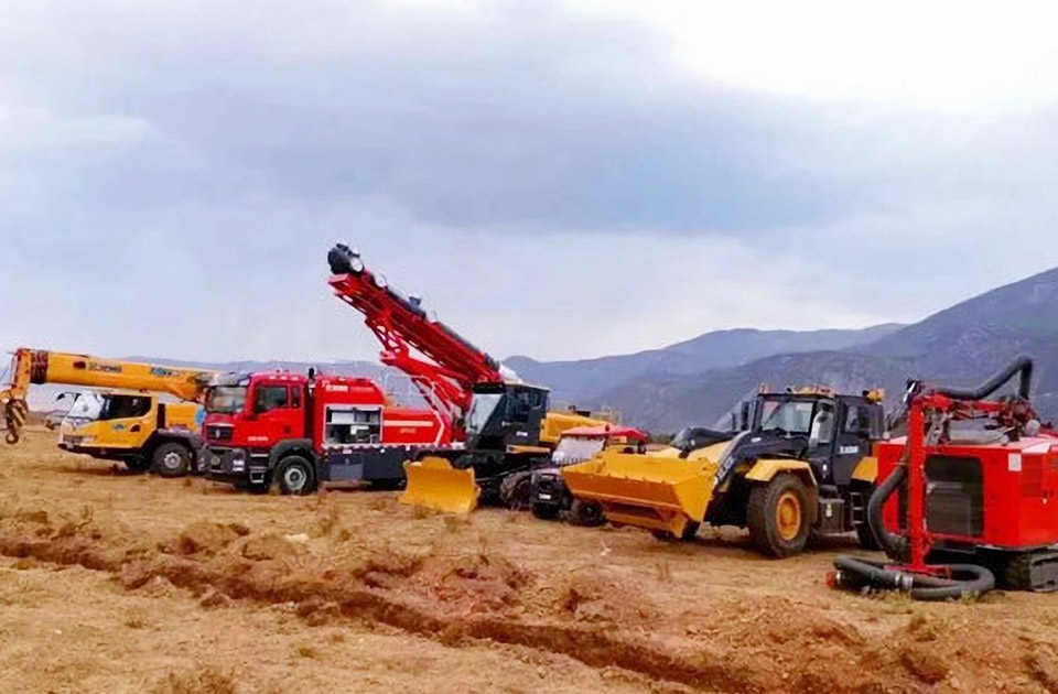 徐工參與空地聯(lián)合營(yíng)救滅火、“孤島”救援、堰塞湖險情處置等實(shí)戰演練。