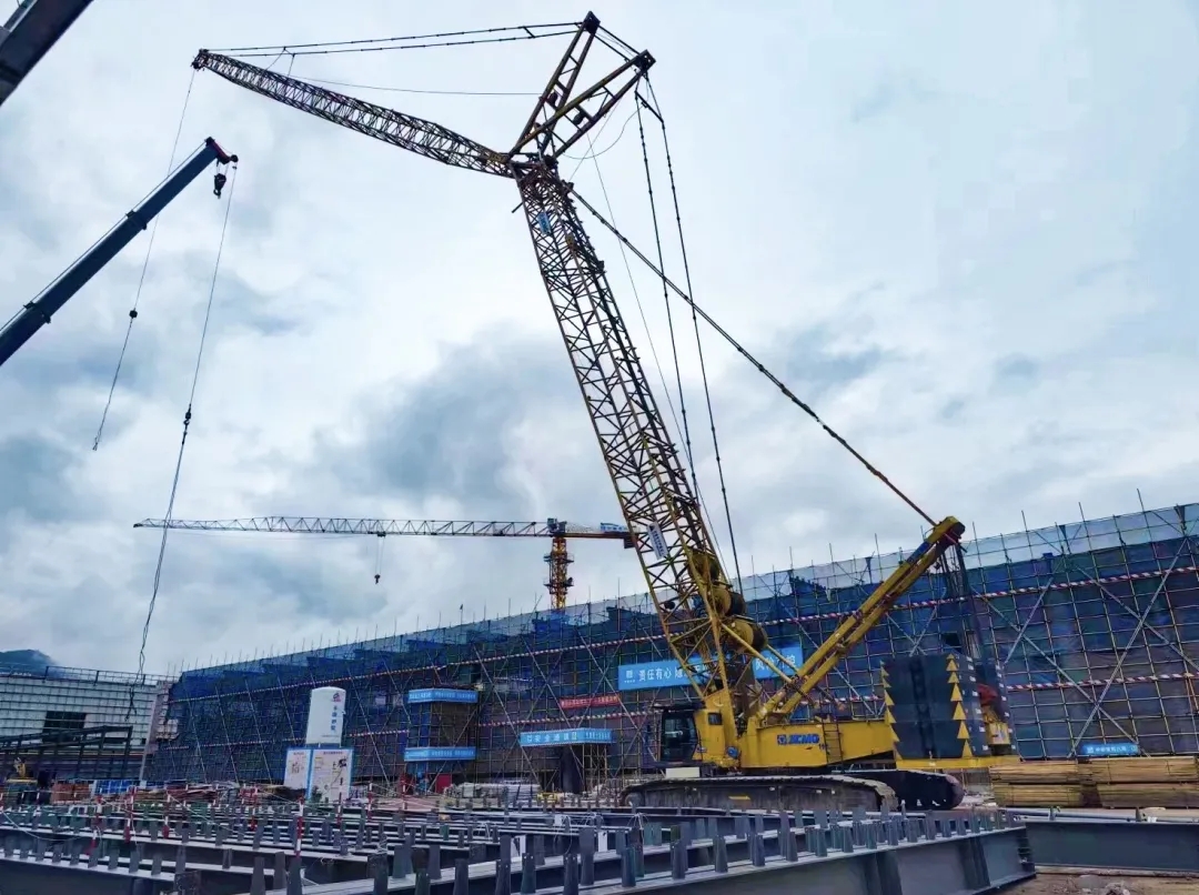“鋼”鐵的意志！徐工XGC320履帶起重機參建大跨度鋼結構工業(yè)廠(chǎng)房