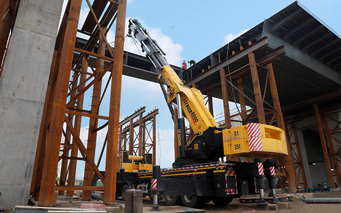 SQZ8000折疊臂起重機助力汾河首座景觀(guān)大橋建設