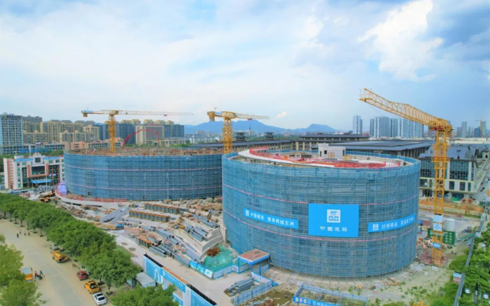 逐浪揚帆，徐工塔機吊起蒼南大劇院“鋼鐵脊梁”