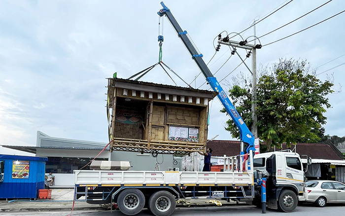 徐工SQS157TL-4隨車(chē)起重機穿梭東南亞街頭轉運物料