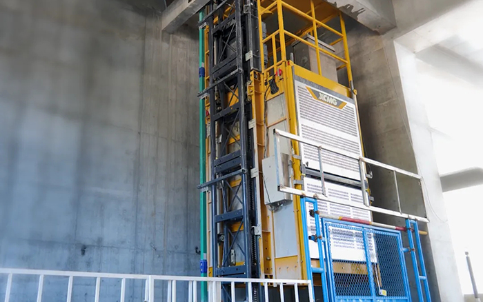 性能典范！徐工井道施工升降機助建超高層商務(wù)中心項目
