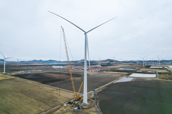 高空之巔，再鑄榮光！XLC18000M助力大型風(fēng)電場(chǎng)首臺(tái)185米風(fēng)機(jī)成功吊裝