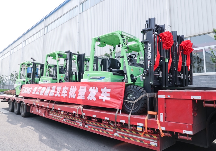 徐工鯤鵬系列電動平衡重叉車，再掀浦東貨運站高效物流新篇