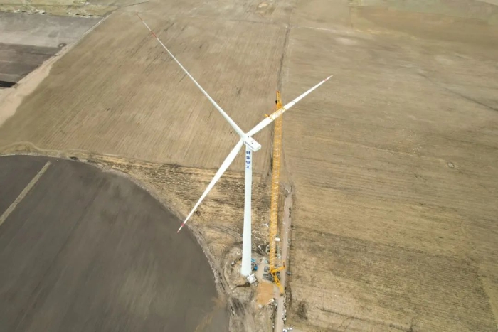 高空之巔，再鑄榮光！XLC18000M助力大型風(fēng)電場(chǎng)首臺(tái)185米風(fēng)機(jī)成功吊裝