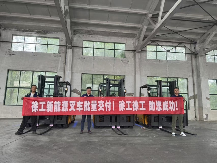 品質(zhì)與服務(wù)共拓市場新局！徐工孔雀叉車賦能冶金行業(yè)