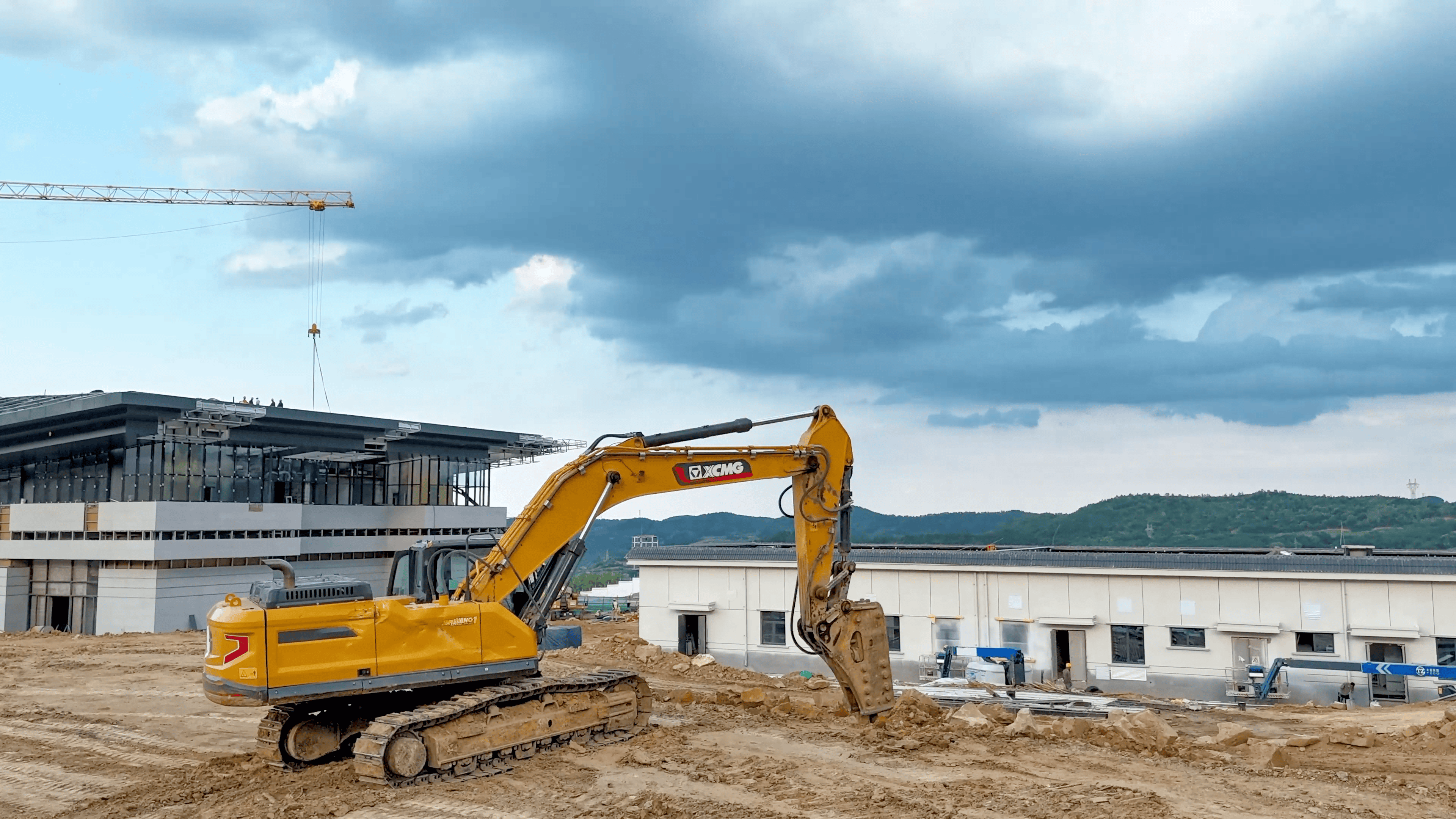 破塬開(kāi)路！徐工挖機(jī)助力宜君高鐵樞紐建設(shè)